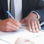 Contrat de franchise : les points juridiques essentiels à examiner avant la signature
