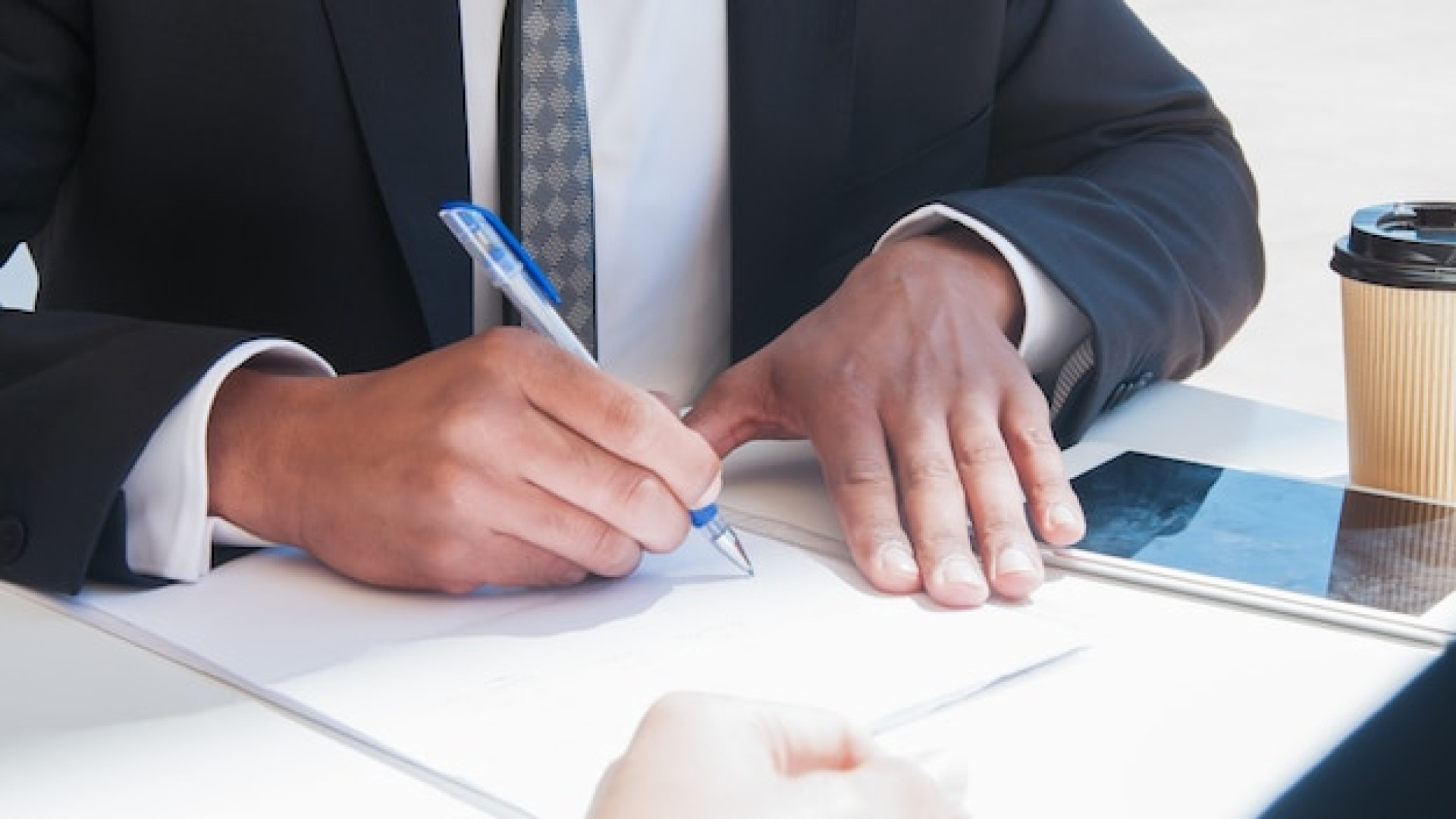Contrat de franchise : les points juridiques essentiels à examiner avant la signature